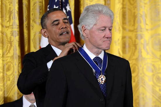 عکس: اوباما به کلینتون مدال داد