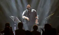«رضا صادقی» برای طرفدارانش خواند