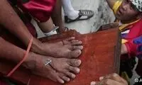 میخ در دست و پا به یاد حضرت مسیح +عکس