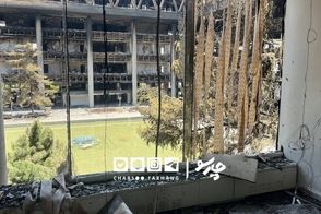 پوشش متفاوت خبرنگار آمریکایی مقابل ساختمان صداوسیما