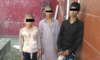 دستفروشی پسران با لباس دخترانه