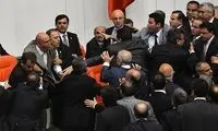 عکس: «بزن بزن» نمایندگان مجلس ترکیه