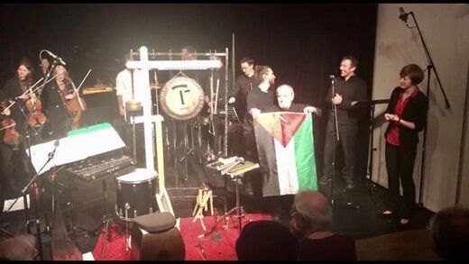 کنسرت آهنگساز ایرانی در اتریش با پرچم فلسطین