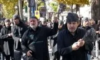عکس: زنجیر زنی دو نماینده در دسته عزاداری