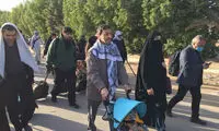 پرویز فتاح با خانواده در راهپیمایی اربعین