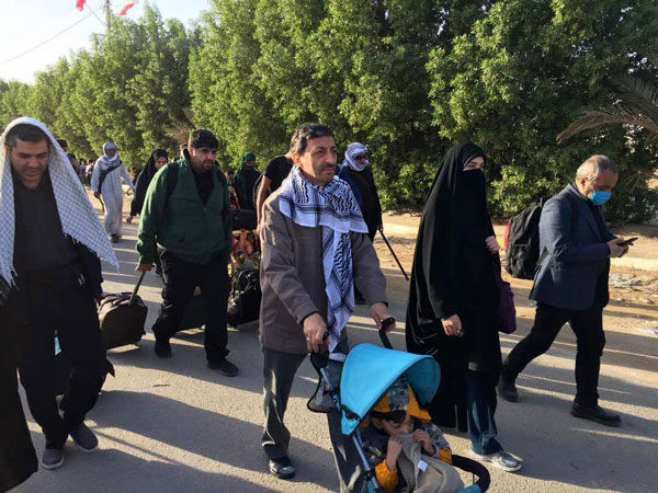 پرویز فتاح با خانواده در راهپیمایی اربعین