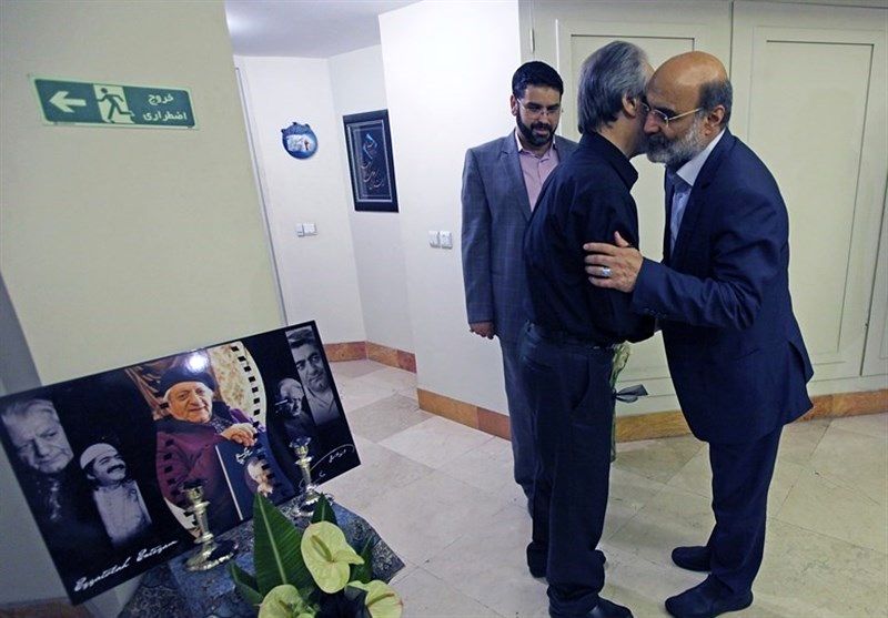 رئیس صدا و سیما به منزل عزت الله انتظامی رفت