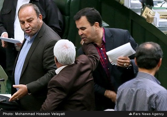 تصاویری از درگیری لفظی دو نماینده مجلس