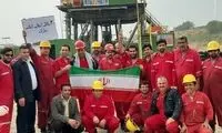 جشن چهل سالگی انقلاب روی دکل نفتی