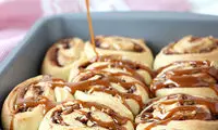 طرز تهیه رول سیب کاراملی به همراه سس کاراملی