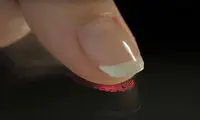 حسگر اثر انگشت روی صفحه گوشی‌ها قرار می‌گیرد
