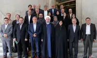 عکس یادگاری اعضای شورای شهر با روحانی