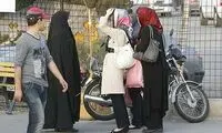 تصاویر اهداي گل به بانوان باحجاب