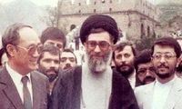 «رهبر انقلاب» در حال قدم زدن در خیابانی در چین؛ سال 1368