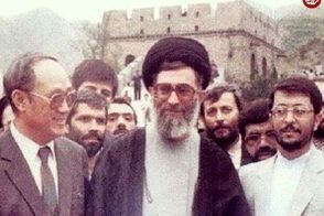 «رهبر انقلاب» در حال قدم زدن در خیابانی در چین؛ سال 1368