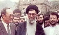 «رهبر انقلاب» در حال قدم زدن در خیابانی در چین؛ سال 1368