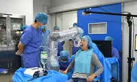 رباتی که به تنهایی ایمپلنت می‌کند