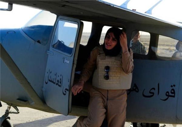 نخستین خلبان زن افغانستان پیدا شد