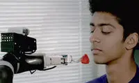 ربات خودکاری که با ظرافت به کاربر غذا می‌دهد