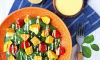 سالاد مرغ و اسفناج با سس ماست می‌چسبه!
