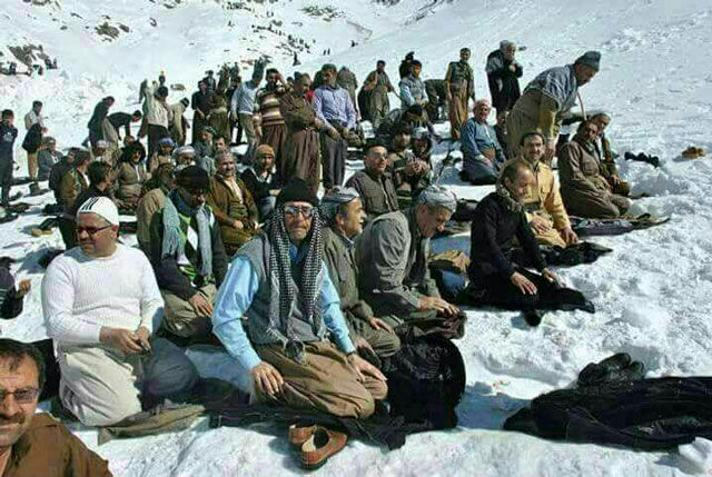 نماز جماعت کولبران کُرد در برف و سرما