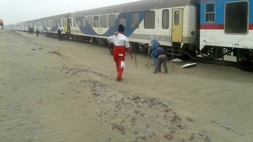 طوفان شن، قطار زاهدان-کرمان را از ریل خارج کرد