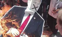 فلسطینیان تصویر پمپئو را به آتش کشیدند