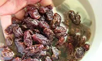 کشمش ها را اینطوری بشویید