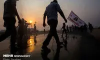 پیاده روی زائران اربعین در هوای بارانی