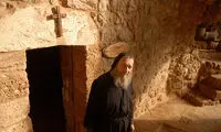 راهبی که ١٧‌ سال است در یک کوه زندگی می‌کند!