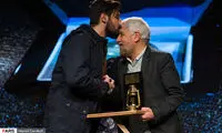 بوسه حامد زمانی بر پیشانی صادق آهنگران
