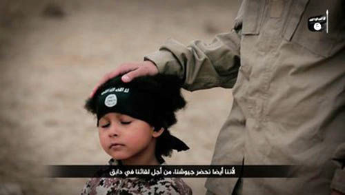 عکس: بچه داعشی 3 نفر را اعدام کرد
