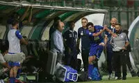 لگد مهاجم استقلال به کلمن آب بعد از تعویض