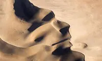 نقش چهره یک مرد بر تن صحرا