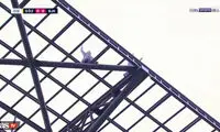 حمایت از تیم مورد علاقه؛ روی سقف استادیوم!