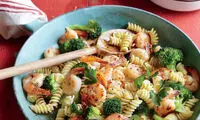 طرز تهیه پاستا به همراه میگو و بروکلی