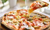 پیتزای مرغ و قارچ؛ با خیال راحت در خانه درست کنید