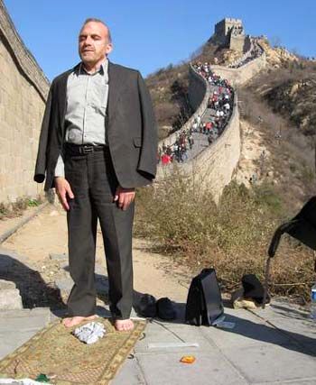 نماز آقای نماینده روی دیوار چین