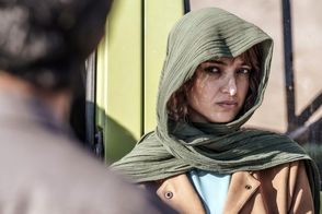 خانم بازیگرِ «علت مرگ: نامعلوم» با ژست بانمکش سوژه عکاسان شد!