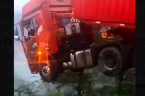 نجات معجزه‌آسای راننده تریلی در آخرین لحظات!