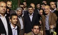عکس یادگاری احمدی نژاد با خبرنگاران
