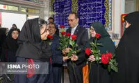 عکسی از سخنگوی دولت پشت نیمکت یک مدرسه