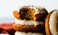 طرز تهیه دونات کدو حلوایی با آیسینگ شکر قهوه‌ای