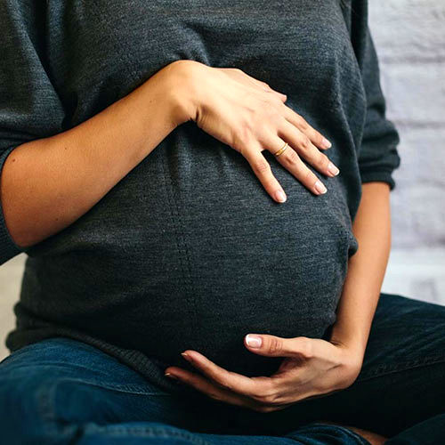 گریه‌کردن در دوران بارداری؛ دلایل و راه‌های مقابله با آن
