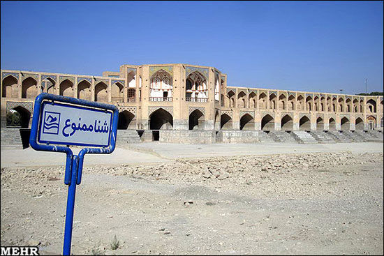 پیرزنی‌ که‌ طومار «زاینده‌ رود» را درهم‌ پیچید!