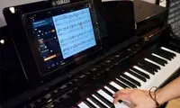 این پیانو به نوازنده آموزش می دهد