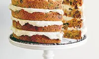 طرز تهیه کیک گردوییِ چند طبقه با خامه