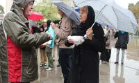 نذری‌ خوران خارجی‌ ها زیر باران +عکس