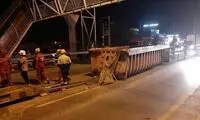 برخورد بار کامیون با پل عابر، جاده را بست