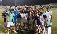 عکس یادگاری کی‌روش با احسان و شماره ۱۰۰